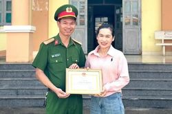 Biểu dương nữ công nhân môi trường trả lại 37,5 triệu đồng cho người đánh rơi