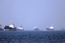 Iran mở đợt tấn c&ocirc;ng mới, nhắm mục ti&ecirc;u v&agrave;o s&acirc;n bay v&agrave; căn cứ của Mỹ tại Trung Đ&ocirc;ng