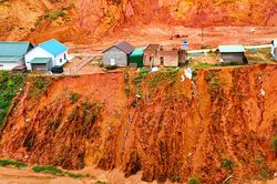 Nhà chông chênh bên miệng vực, người dân khu tái định cư ở Lâm Đồng sống bất an