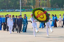 Đo&agrave;n đại biểu dự Đại hội XIV C&ocirc;ng đo&agrave;n Việt Nam v&agrave;o Lăng viếng Chủ tịch Hồ Ch&iacute; Minh