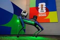 World Cup 2026: Chó robot chạy quanh sân, 'mạng nhện' treo trên đầu cầu thủ