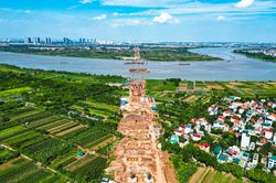 To&agrave;n cảnh c&ocirc;ng trường cầu d&acirc;y văng gần 12.000 tỷ đồng nối H&agrave; Nội v&agrave; Hưng Y&ecirc;n