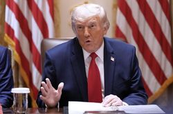 &Ocirc;ng Trump n&oacute;i cam kết hạt nh&acirc;n với Iran chưa đủ mạnh
