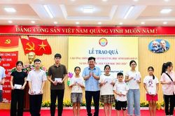 Hội Khuyến học phường Văn Miếu - Quốc Tử Gi&aacute;m: Đồng h&agrave;nh c&ugrave;ng học sinh kh&oacute; khăn vươn l&ecirc;n học tốt