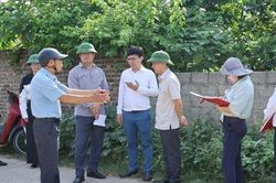 Thường trực HĐND xã Xuân Mai khảo sát hiện trạng các điểm nóng dân sinh bức xúc
