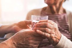 Trời nóng, cảnh báo 4 dấu hiệu mất nước nguy hiểm ở người già, cần đi khám ngay nếu xuất hiện