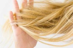 Tóc hết xù rối mỗi sáng nhờ thói quen đơn giản này vào buổi tối