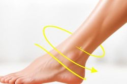 Hướng dẫn xoay cổ chân 5 phút mỗi ngày giúp tăng tuần hoàn, giảm cứng khớp