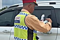 Từ lỗi chạy qu&aacute; tốc độ, t&agrave;i xế lộ th&ecirc;m loạt vi phạm, bị phạt 88,5 triệu đồng