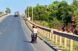 Ng&agrave;nh Y tế Quảng Trị l&ecirc;n tiếng vụ người phụ nữ c&ugrave;ng 2 ch&aacute;u b&eacute; đi bộ giữa nắng n&oacute;ng gay gắt