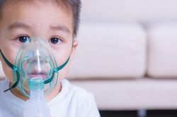 7 c&aacute;ch chăm s&oacute;c trẻ bị vi&ecirc;m phế quản tại nh&agrave; gi&uacute;p nhanh hồi phục