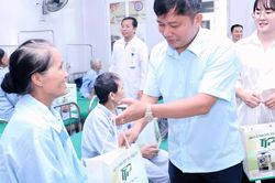 Trao yêu thương đến bệnh nhân khó khăn đang điều trị tại các cơ sở y tế ở Nghệ An