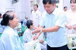 Trao yêu thương đến bệnh nhân khó khăn đang điều trị tại các cơ sở y tế ở Nghệ An