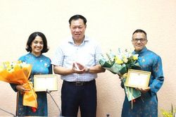 Bộ Y tế trao tặng Kỷ niệm chương 'V&igrave; sức khỏe nh&acirc;n d&acirc;n' cho 2 chuy&ecirc;n gia của CDC Hoa Kỳ tại Việt Nam