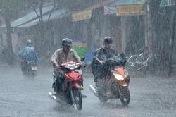 Mưa d&ocirc;ng khu vực nội th&agrave;nh H&agrave; Nội giữa cao điểm oi n&oacute;ng