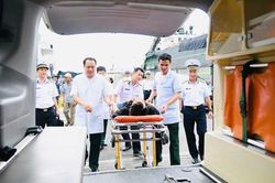 T&agrave;u Trường Sa 20, Lữ đo&agrave;n 955 đưa ngư d&acirc;n bị nhiễm tr&ugrave;ng đường ruột v&agrave;o bờ an to&agrave;n