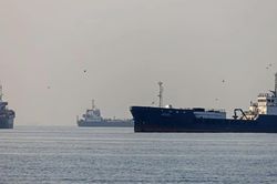 Iran tuyên bố tấn công tàu quân sự Mỹ, Washington lập tức bác bỏ