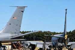 Máy bay tiếp dầu KC-135 Mỹ va chạm trên không, rách cánh đuôi