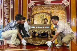 H&igrave;nh ảnh Ngai vua triều Nguyễn được trưng b&agrave;y tại điện Th&aacute;i H&ograve;a sau phục chế