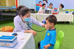 100% học sinh, sinh vi&ecirc;n được quản l&yacute; sức khỏe bằng sổ điện tử