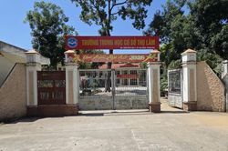 Một thầy gi&aacute;o bị chấm dứt hợp đồng v&igrave; l&agrave;m lộ đề thi học kỳ