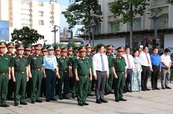 Lãnh đạo Bộ Quốc phòng và Thành ủy TP.HCM dâng hoa tưởng nhớ Chủ tịch Hồ Chí Minh