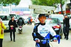 Video ông Trương Huân Mộc vừa đội cối đá vừa leo núi