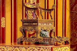 Hoàn thành phục chế ngai vàng triều Nguyễn sau một năm bị phá hoại