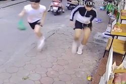 Khoảnh khắc sấm sét đánh đùng đoàng, đám đông hoảng hốt bỏ chạy