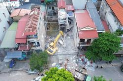 Khẩn cấp phá dỡ 2 ngôi nhà sau sự cố đào móng công trình ở Bắc Ninh