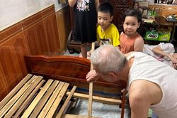 Vừa về thăm cụ 5 phút, 'khối nghỉ hè' đã nhảy nhót sập cả giường