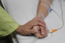 Bệnh nhân phản ánh chi phí điều trị ung thư quá lớn, Bộ Y tế nói gì?