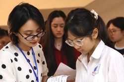 [Ảnh] Th&iacute; sinh tham dự kỳ thi lớp 10 Trường chuy&ecirc;n Đại học Sư phạm