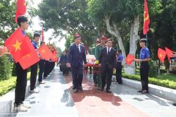 Phó Chủ tịch Quốc hội Nguyễn Doãn Anh dự Lễ viếng, truy điệu, an táng 27 hài cốt liệt sĩ ở Đắk Lắk