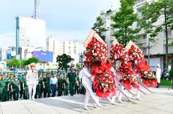 Đoàn đại biểu dự hội thảo khoa học cấp Bộ Quốc phòng dâng hoa tưởng nhớ Chủ tịch Hồ Chí Minh