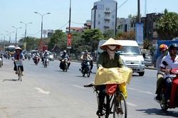 Nắng n&oacute;ng tiếp tục bao tr&ugrave;m Bắc Bộ v&agrave; Trung Bộ th&ecirc;m 3 ng&agrave;y nữa
