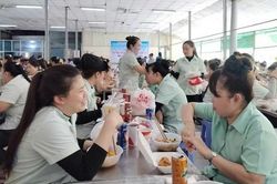 Bữa cơm công nhân sau giờ tăng ca
