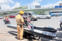 CSGT TPHCM mạnh tay xử lý 'bẫy tai nạn di động' trên đường