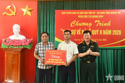 Bộ CHQS tỉnh Quảng Trị phối hợp tổ chức chương trình 'Thời sự về bản'