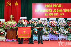 Đoàn Kinh tế - Quốc phòng 72 (Binh đoàn 15) đón nhận Cờ thi đua của Chính phủ