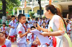 Trường học huy động nguồn lực tặng sách giáo khoa làm quà chào đón học sinh vào lớp Một