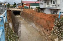 Phá bờ kè, xây dựng đường trái phép trên suối nội đô Đà Lạt