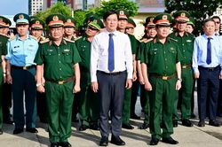 Lãnh đạo Bộ Quốc phòng và Thành ủy TPHCM dâng hoa tưởng nhớ Chủ tịch Hồ Chí Minh