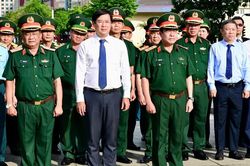 L&atilde;nh đạo Bộ Quốc ph&ograve;ng v&agrave; Th&agrave;nh ủy TPHCM d&acirc;ng hoa tưởng nhớ Chủ tịch Hồ Ch&iacute; Minh