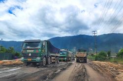 Nhiều tuyến đường ở Hà Tĩnh bị cày nát