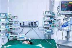 Cứu sống b&eacute; trai 2 tuổi nguy kịch do biến chứng tay ch&acirc;n miệng