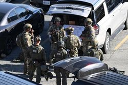 FBI bắn hạ nghi phạm bắt giữ 10 người làm con tin