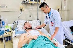 Người đàn ông nước ngoài thoát 'cửa tử' sau khi bị đâm thủng tim