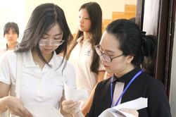 Gần 7.500 th&iacute; sinh tranh 490 suất v&agrave;o lớp 10 Trường THPT chuy&ecirc;n ĐH Sư phạm H&agrave; Nội