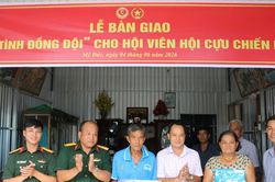 B&agrave;n giao nh&agrave; 'T&igrave;nh đồng đội' cho hội vi&ecirc;n Cựu chiến binh
